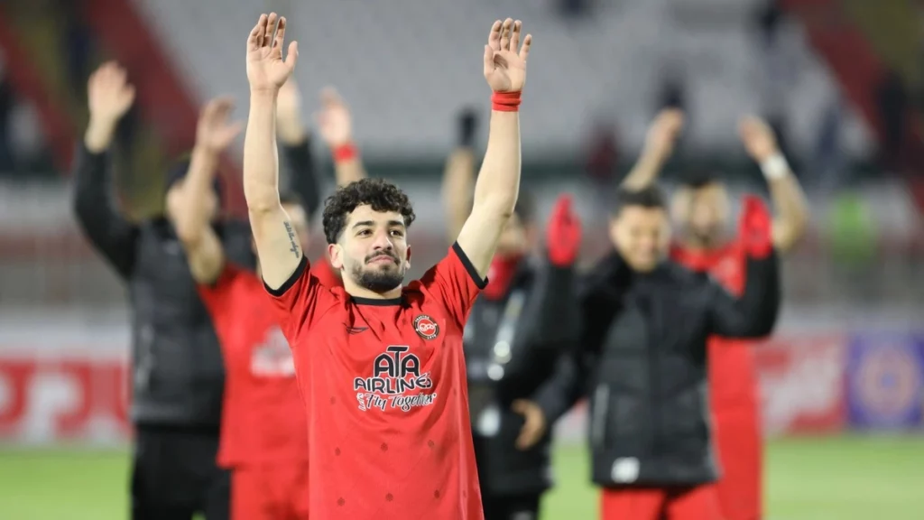 مهدی هاشم نژاد تراکتور - کانن بت مهدی هاشم نژاد بازیکن تراکتور در لباس قرمز دست های خود را بالا برده