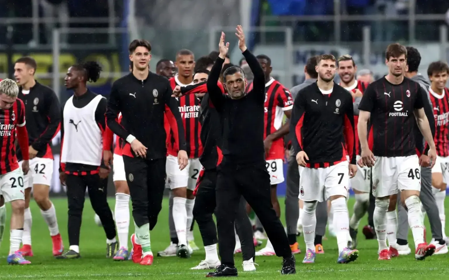 سرجیو کونسیسائو - کانن بت سرجیو کونسیسائو پس از پایان دیدار نیمهنهایی کوپا ایتالیا بین تیمهای اینتر میلان و آث میلان در ورزشگاه جوزپه مهآتزا (سن سیرو) در تاریخ ۲۳ آوریل ۲۰۲۵، به تشویق هواداران پاسخ میدهد.