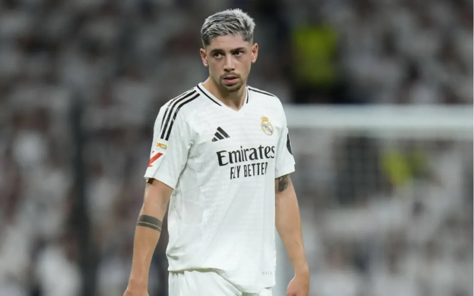 فدریکو والورده در لباس سفید در زمین فوتبال