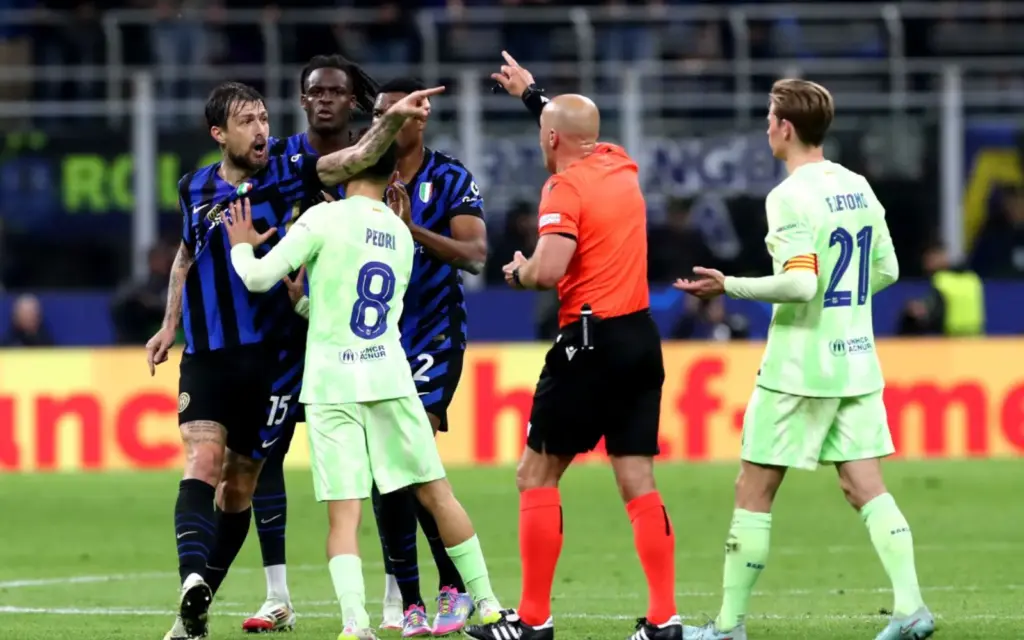 Francesco-Acerbi-angry-Inter-Barcelona - کانن بت فرانسسکو اسربی عصبانی از دست داور