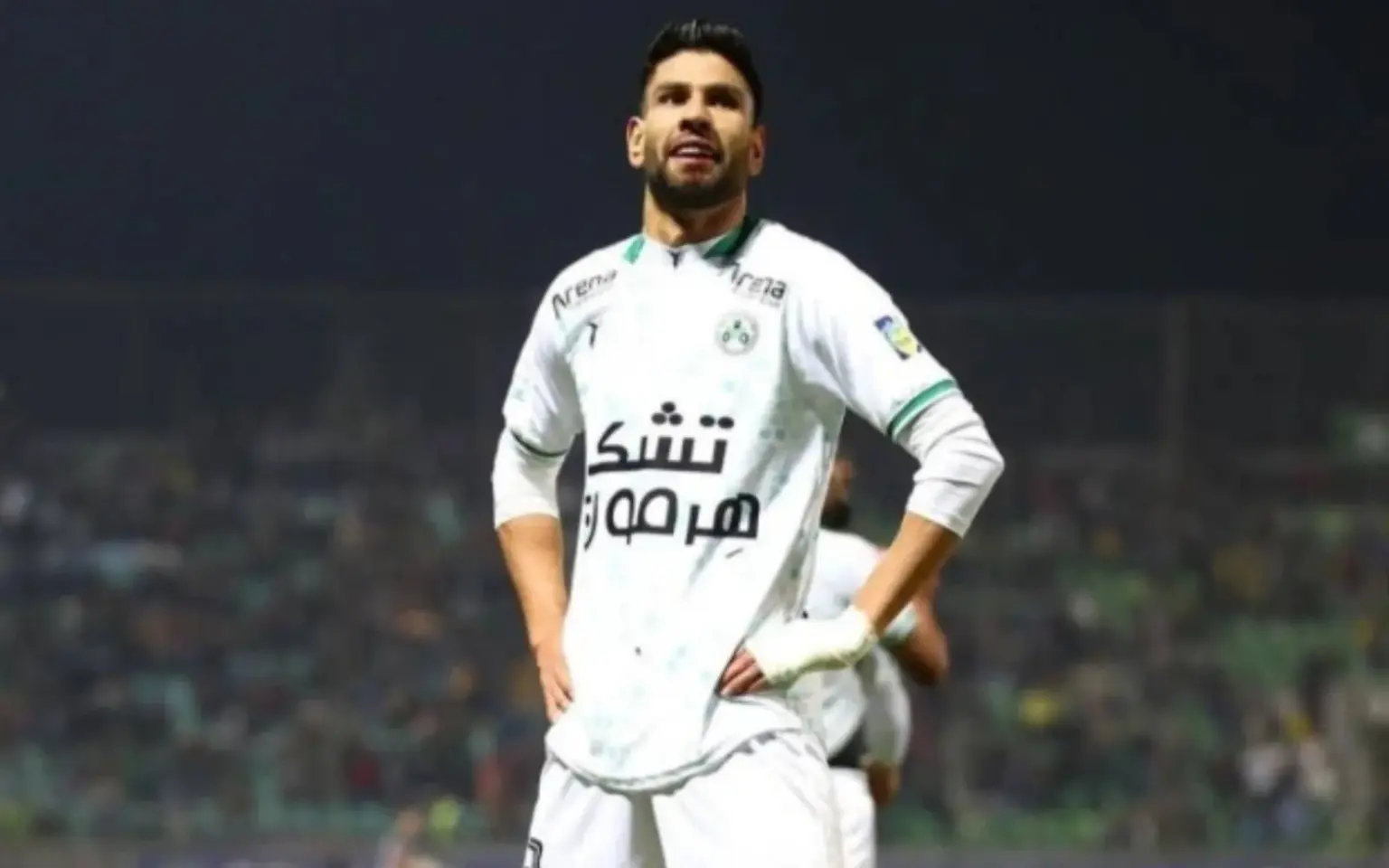 Majid_Aliyari - کانن بت مجید علیاری در زمین چمن با لباس فوتبال سفید