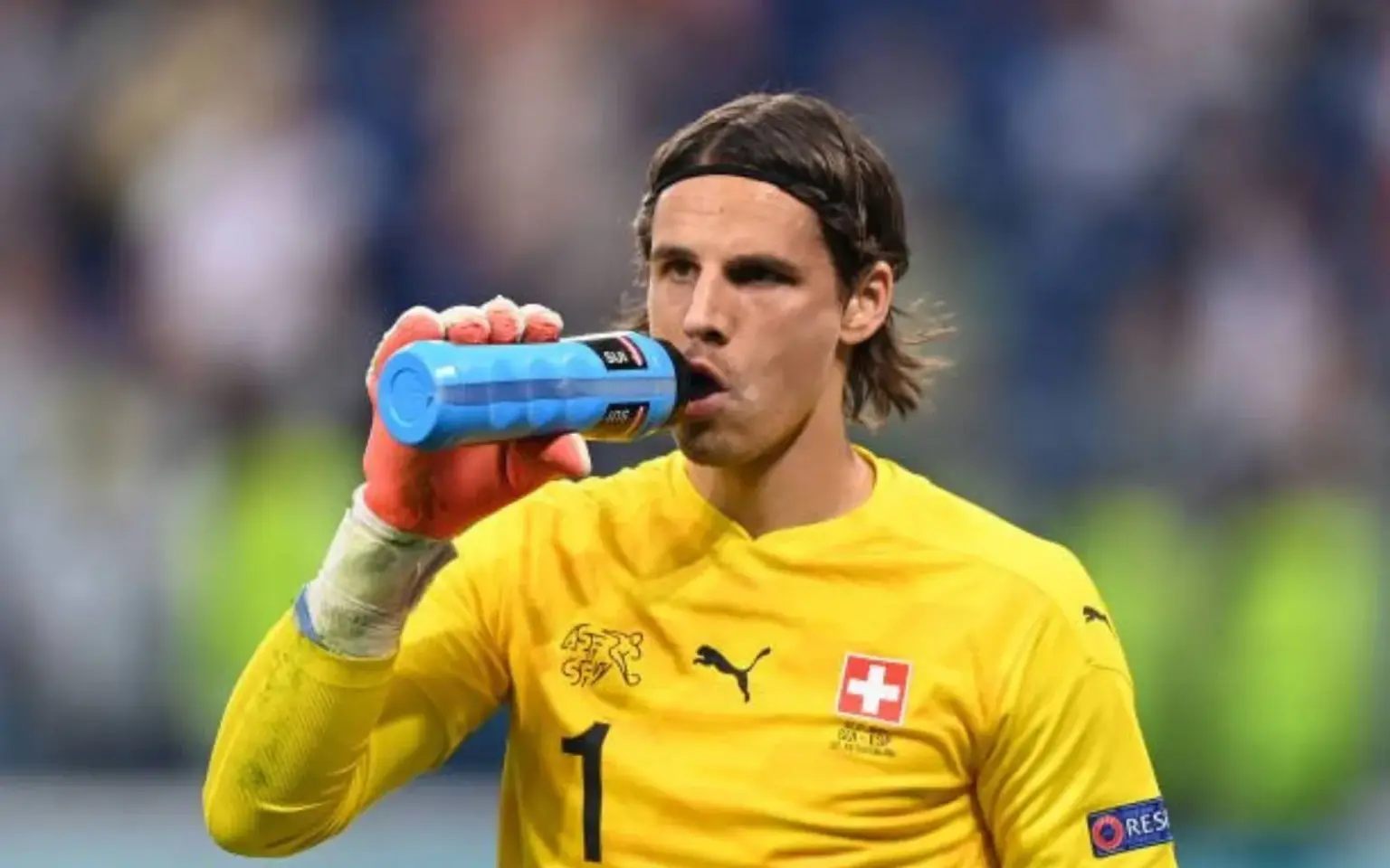 Yann_Sommer - کانن بت Yann Sommer یان سومر در حال نوشیدن آب در لباس زرد در زمین فوتبال