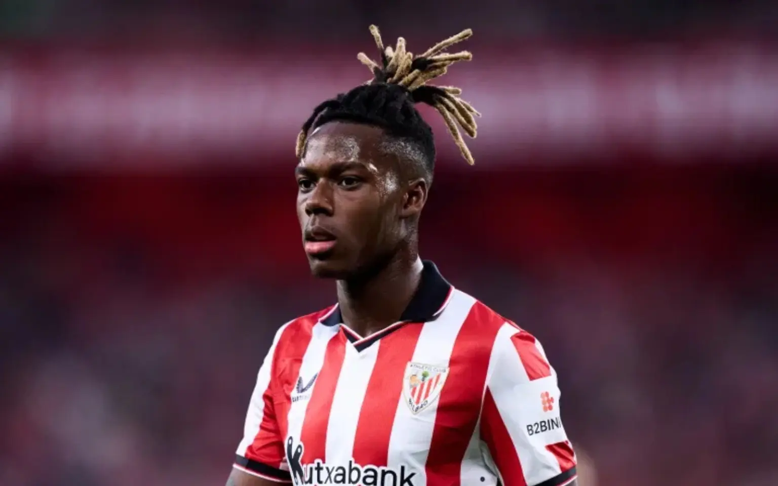 نیکو ویلیامز در زمین فوتبال با لباس قرمز و سفید ورزشی